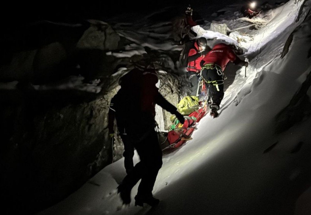 Turist rănit grav după ce a căzut în Munții Făgăraș. Salvamontiștii intervin pentru recuperarea lui