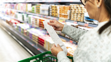 femeie la cumparaturi