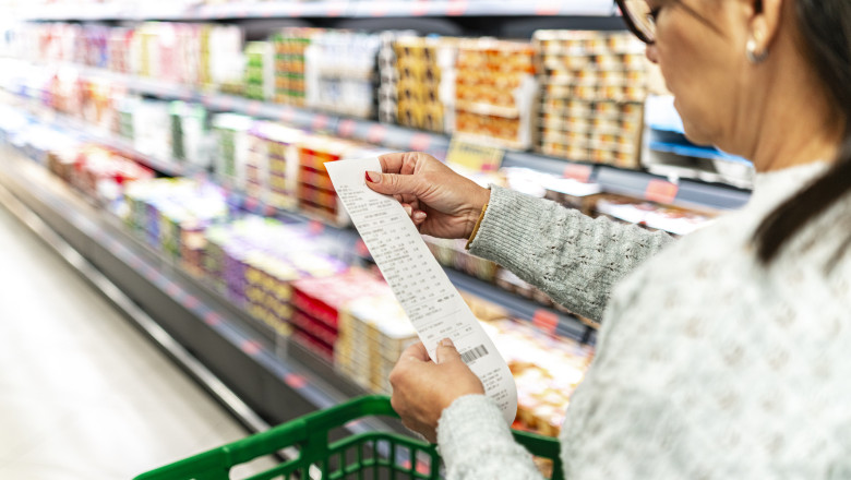 femeie la cumparaturi