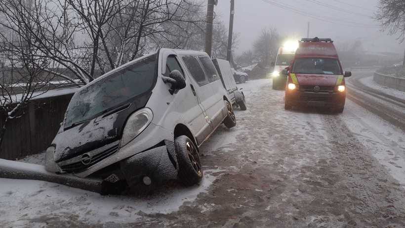 Accident la Stroești, în județul Iași: un rănit, după ce un microbuz a ieșit de pe șosea