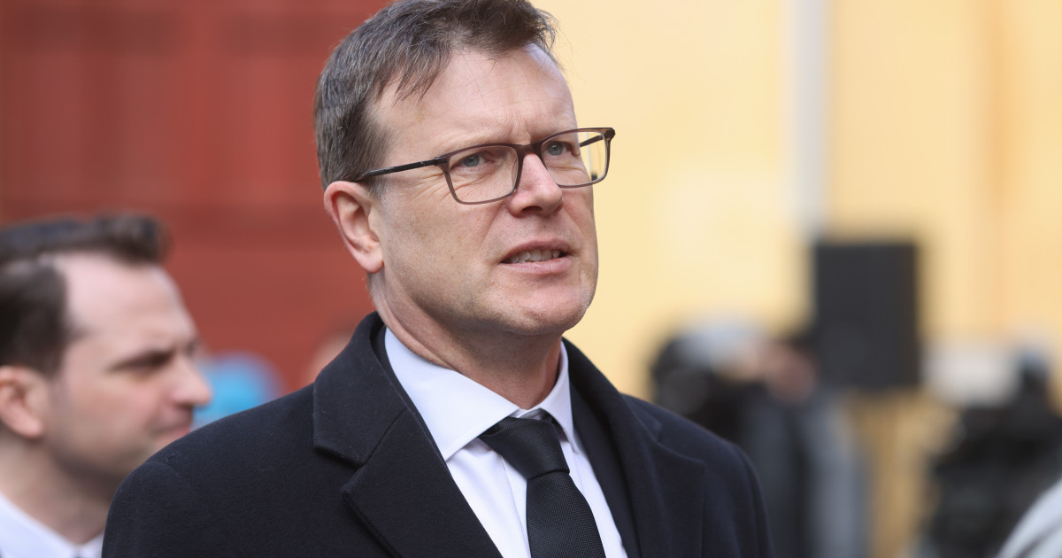 Giles Portman cântă „Domn, domn, să-nălţăm!” de Crăciun