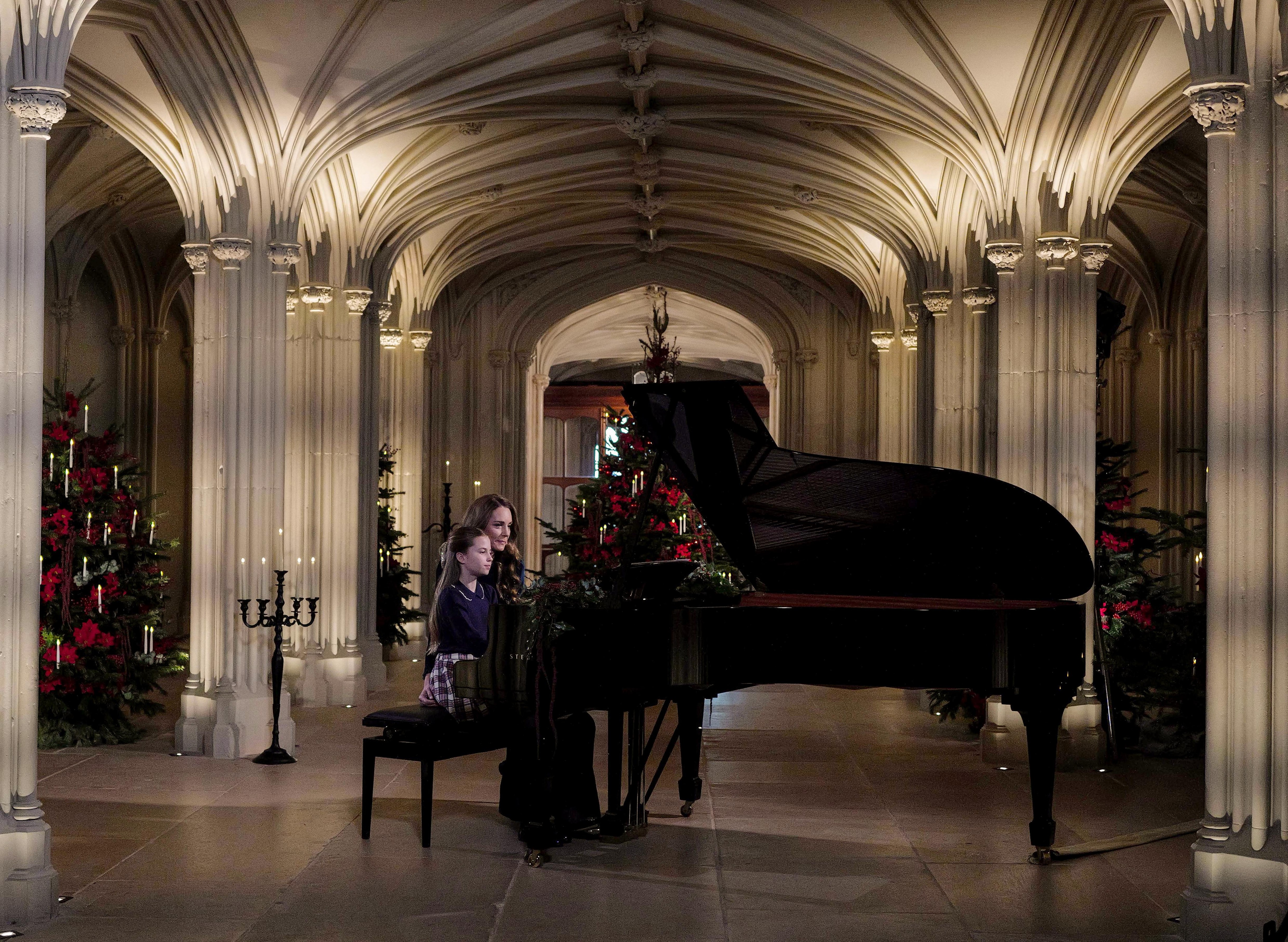 Catherine, prinţesa de Wales, şi fiica sa Charlotte au cântat la pian în duet pentru slujba de Crăciun