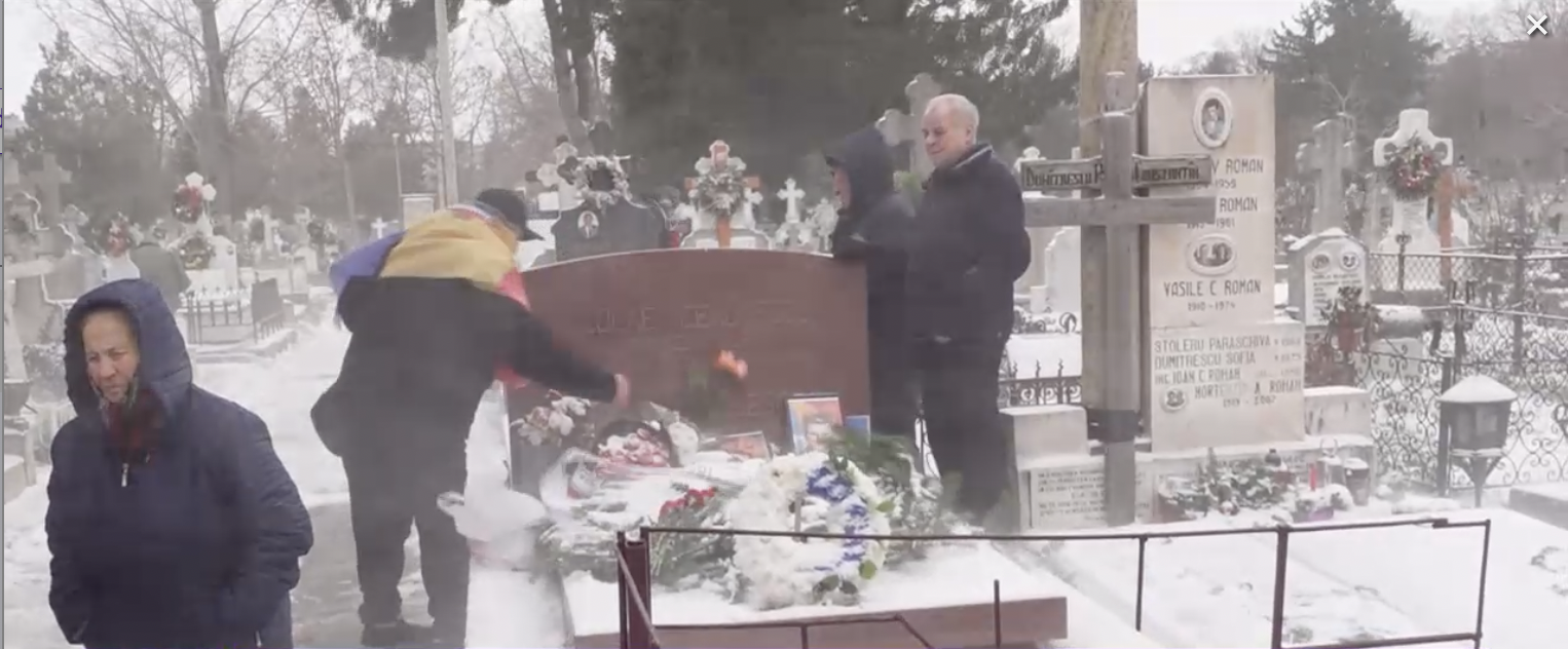 Nostalgicii comunismului au mers la mormântul lui Ceaușescu: au adus tablouri și au discutat despre politica vremii