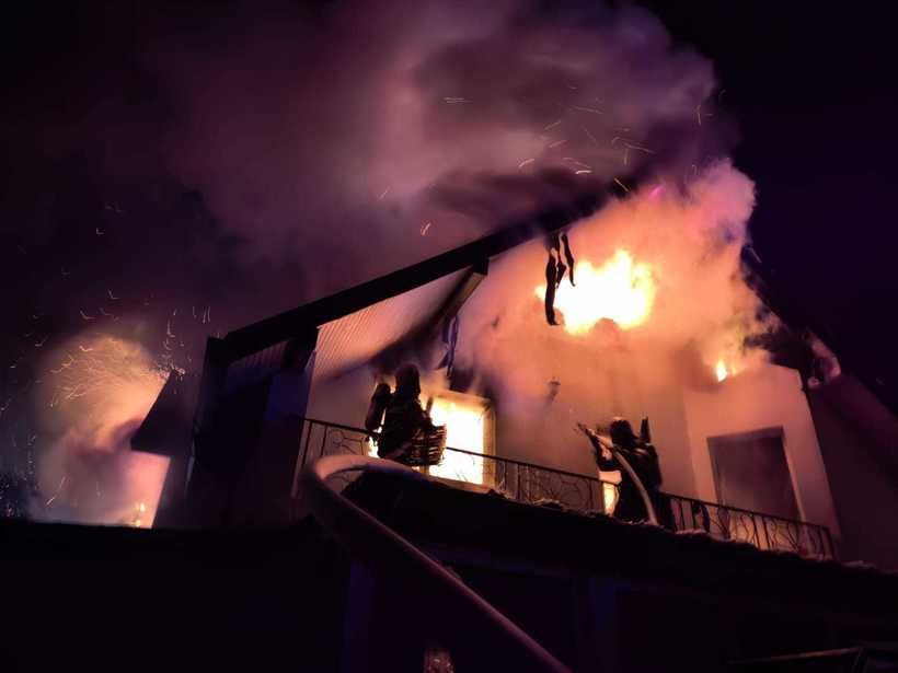 Incendiu într-o comună din Botoșani: casă distrusă de flăcări, proprietarul a făcut atac de panică. De la ce ar fi luat foc clădirea