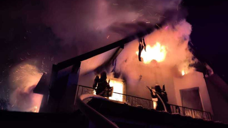 Incendiu într-o comună din Botoșani: casă distrusă de flăcări, proprietarul a făcut atac de panică. De la ce ar fi luat foc clădirea