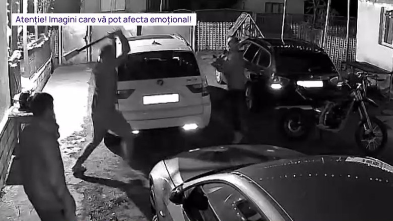 VIDEO  Un bărbat a intrat cu toporul într-o casă, l-a atacat pe proprietar și a distrus două mașini. Imagini de pe camera de supraveghere