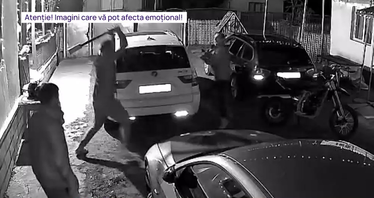 Un bărbat a intrat cu toporul într-o casă, l-a atacat pe proprietar și a distrus două mașini. Imagini de pe camera de supraveghere