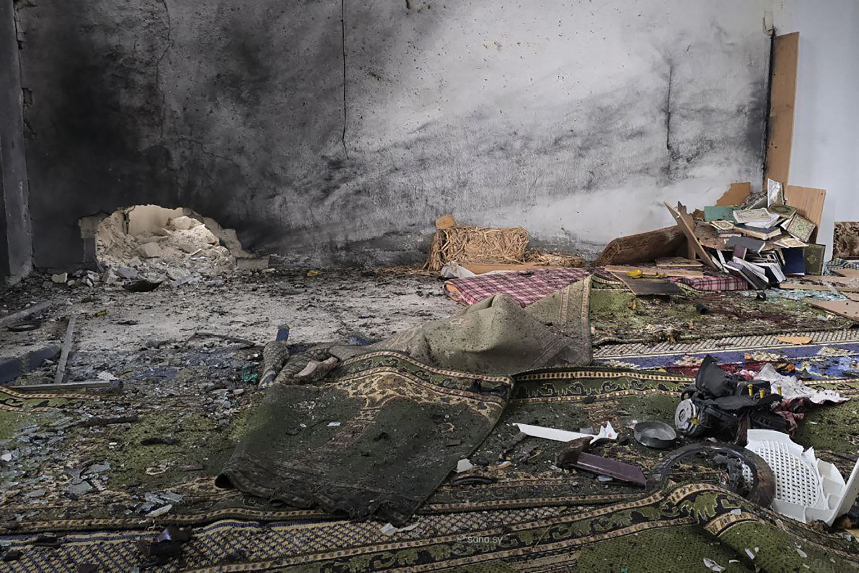 Explozie într-o moschee din Homs, în Siria: cel puțin trei morți și cinci răniți. Zona este locuită de minoritatea alauită