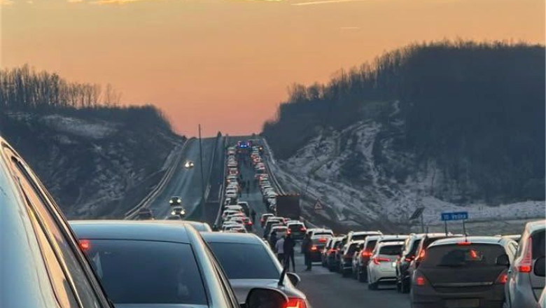 VIDEO&FOTO  Carambol cu 11 mașini implicate pe Drumul Expres Craiova - Pitești. Momentul primului impact