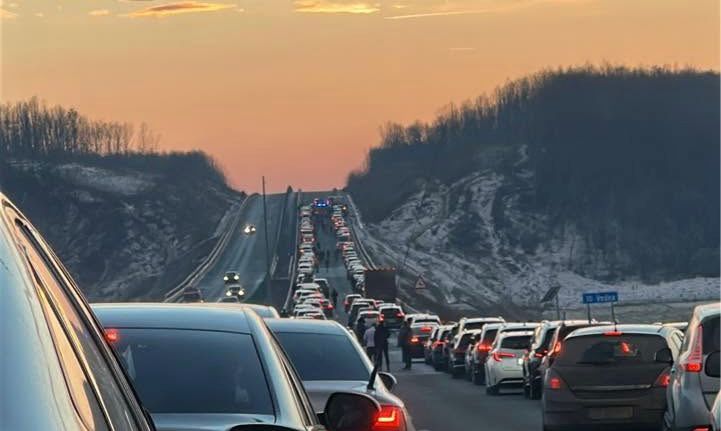 Carambol cu 10 mașini implicate pe Drumul Expres Craiova - Pitești. A fost activat planul roșu de intervenție