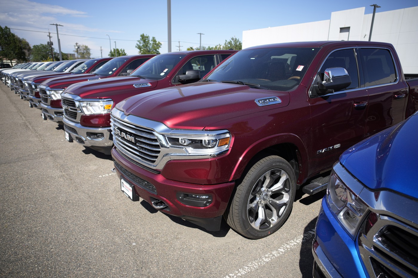 În plin avânt al mașinilor electrice, un constructor american reînvie un motor V8 de 5,7 l și nu mai poate face față comenzilor