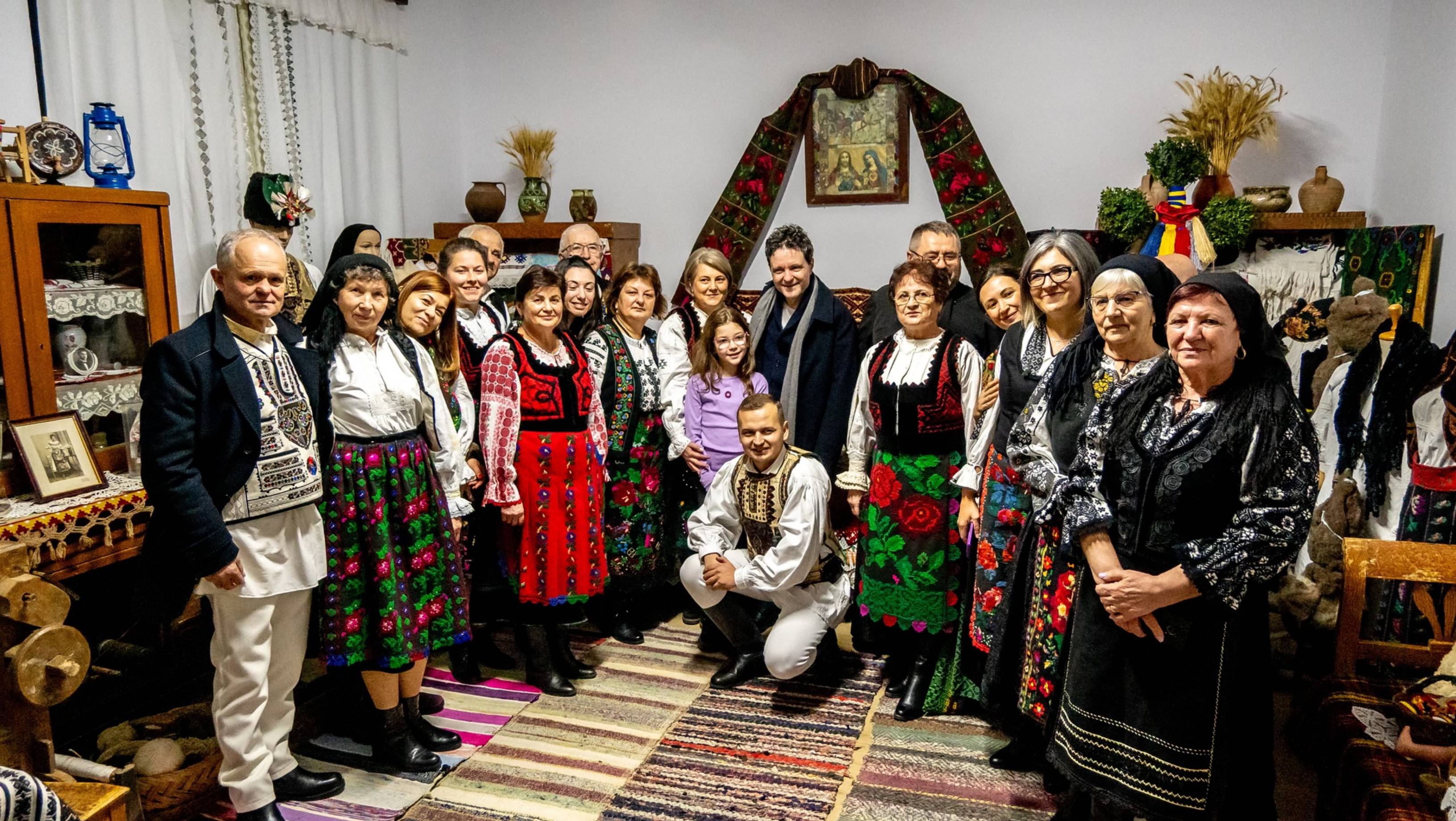 Nicușor Dan și-a petrecut seara de Crăciun în satul bunicilor săi. Cum a fost întâmpinat președintele de localnici