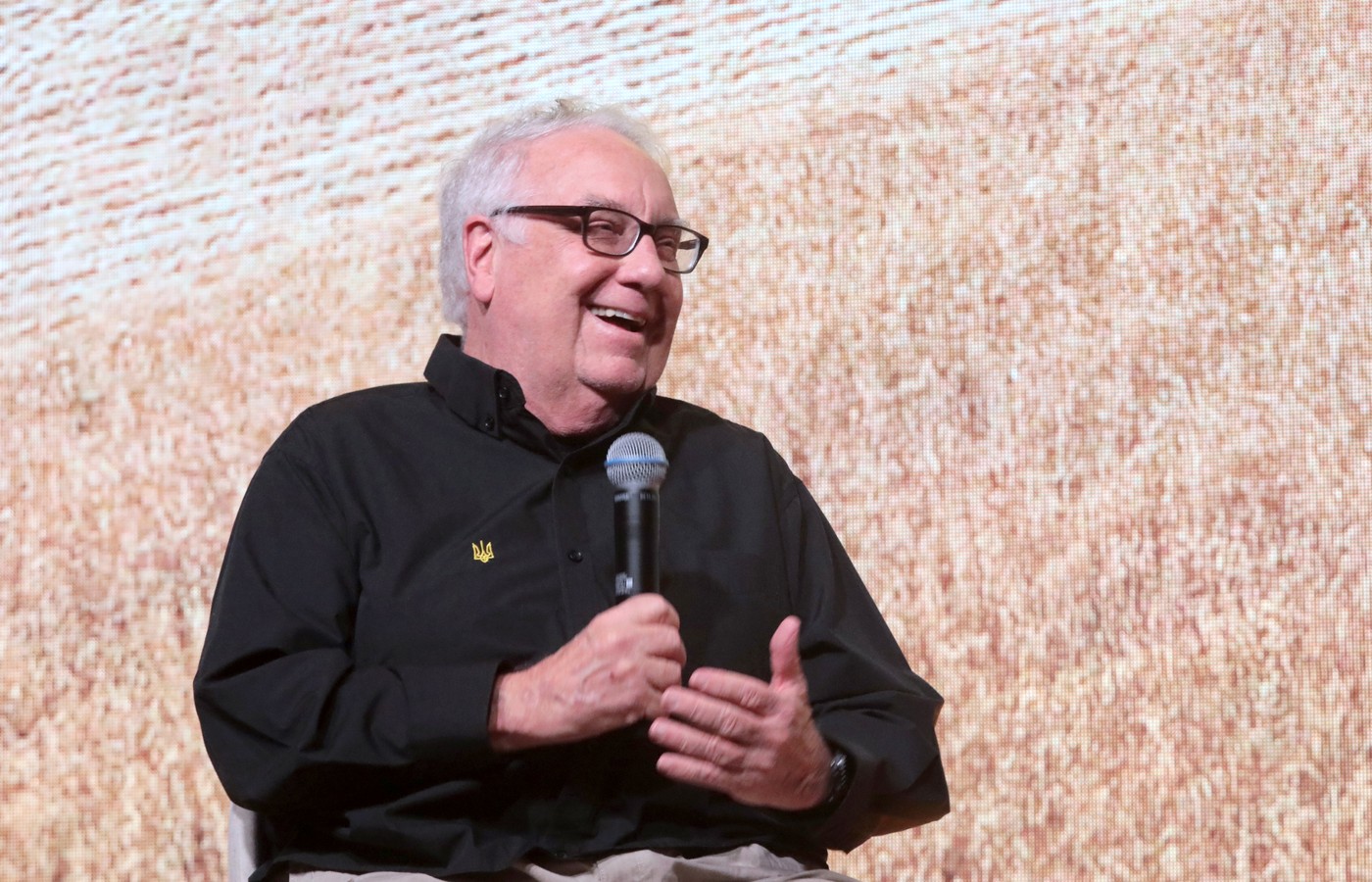 Moștenitorul averii lui Warren Buffett se alătură poliției ucrainene în eforturile de evacuare și donează vehicule blindate