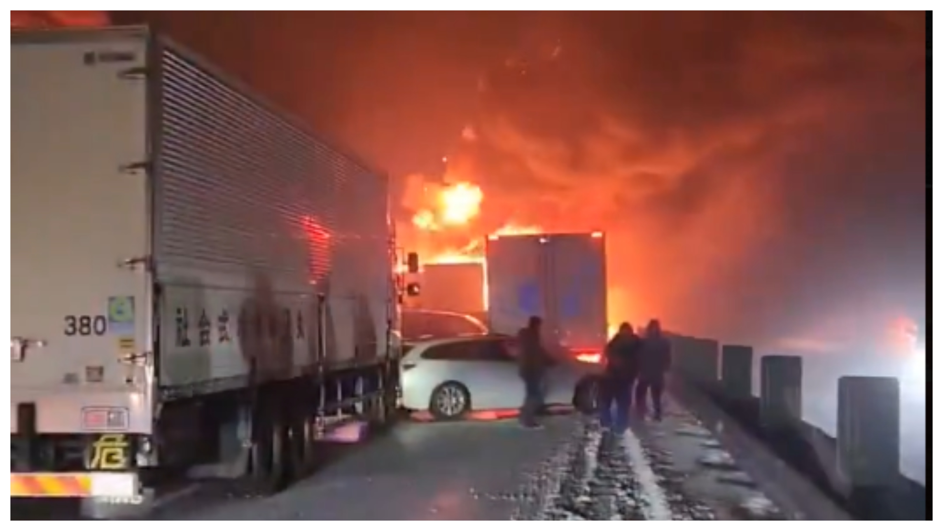 Scene de groază în Japonia: accident în lanț cu mașini în flăcări. Un mort și 26 de răniți
