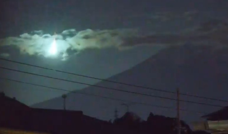 Imagini spectaculoase din Japonia: minge de foc deasupra Muntelui Fuji