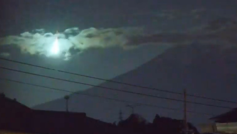 VIDEO  Imagini spectaculoase din Japonia: minge de foc deasupra Muntelui Fuji