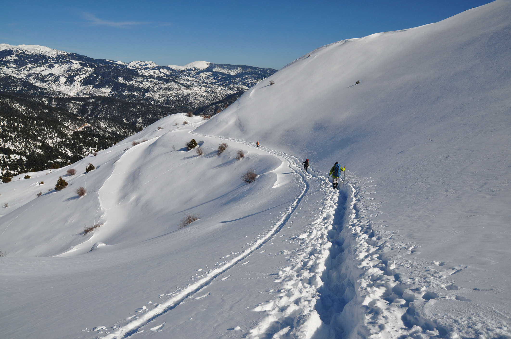 Avalanşă mortală pe muntele Vardousia din Grecia: echipele de salvare au găsit trupurile a patru alpinişti, printre care o femeie
