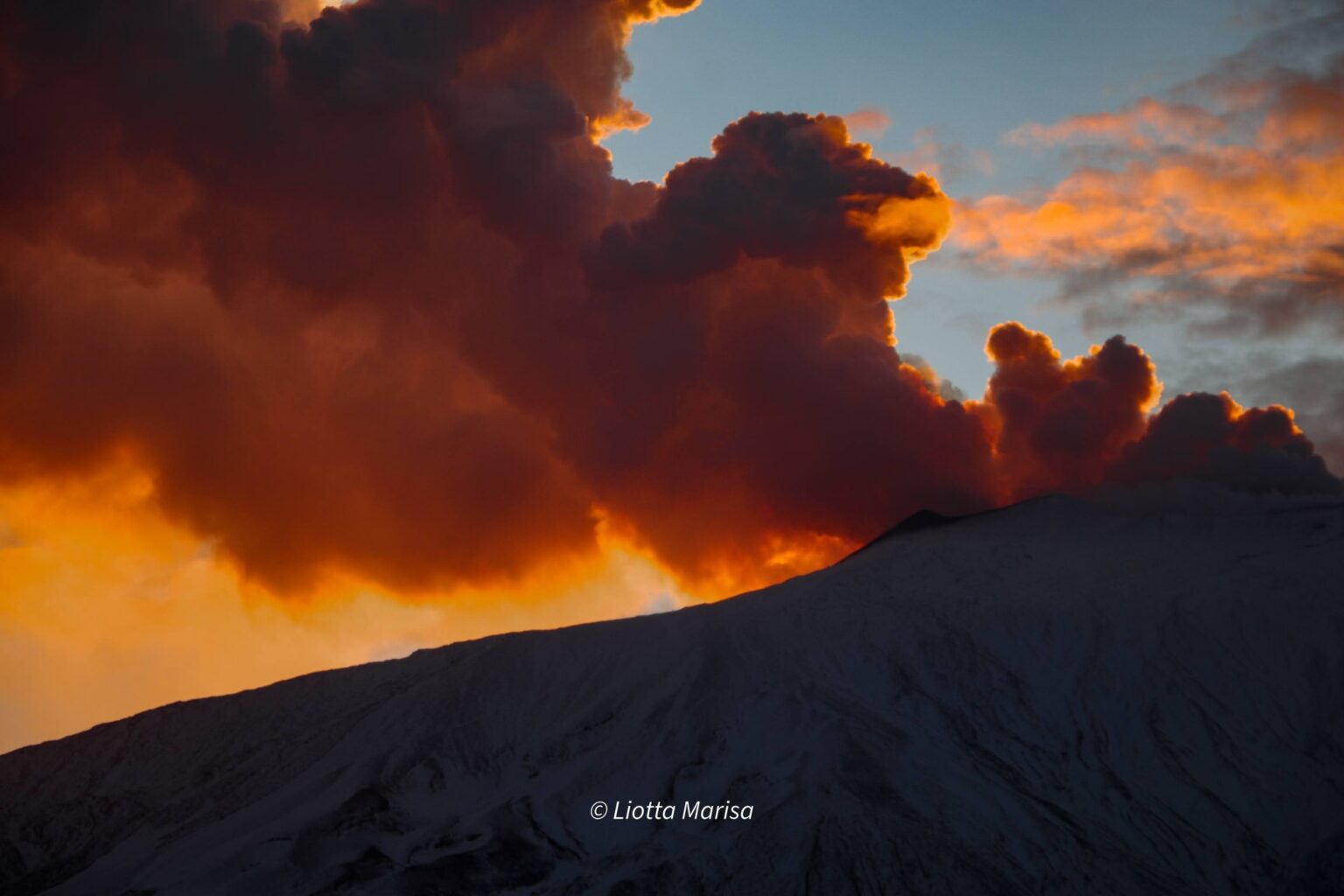 Vulcanul Etna prezintă noi semne de activitate: furtuni de lavă, probabile. Nivelul de alertă a fost temporar mărit pe insula Sicilia