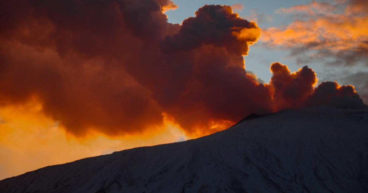 Vulcanul Etna prezintă noi semne de activitate: furtuni de lavă, probabile. Nivelul de alertă a fost temporar mărit pe insula Sicilia