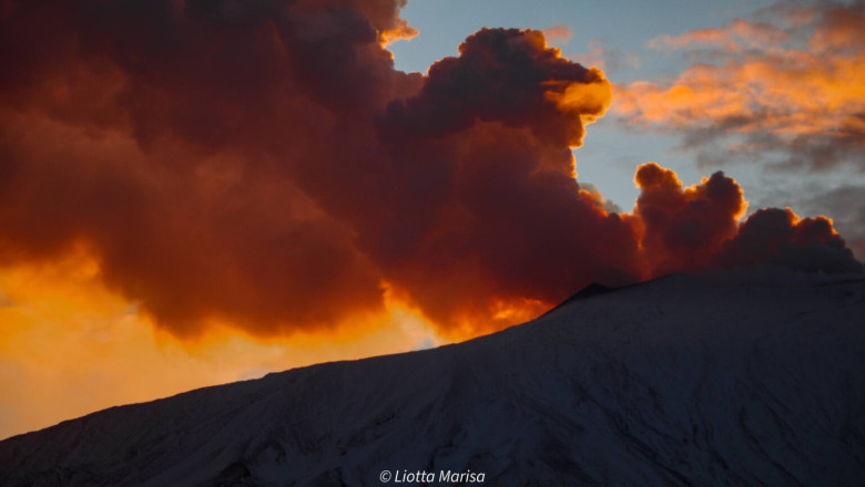 FOTO  Vulcanul Etna prezintă noi semne de activitate: furtuni de lavă, probabile. Nivelul de alertă a fost temporar mărit pe insula Sicilia