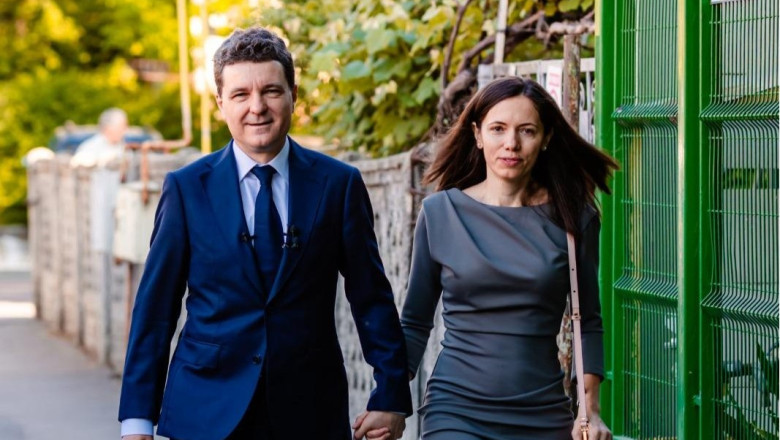 EXCLUSIV  Care este relația lui Nicușor Dan cu cei doi copii ai săi. Mirabela Grădinaru: „Totul este natural”