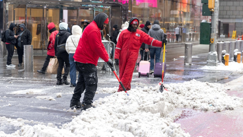 Stare de urgență la New York și New Jersey, din cauza unei furtuni de zăpadă. Mii de zboruri perturbate