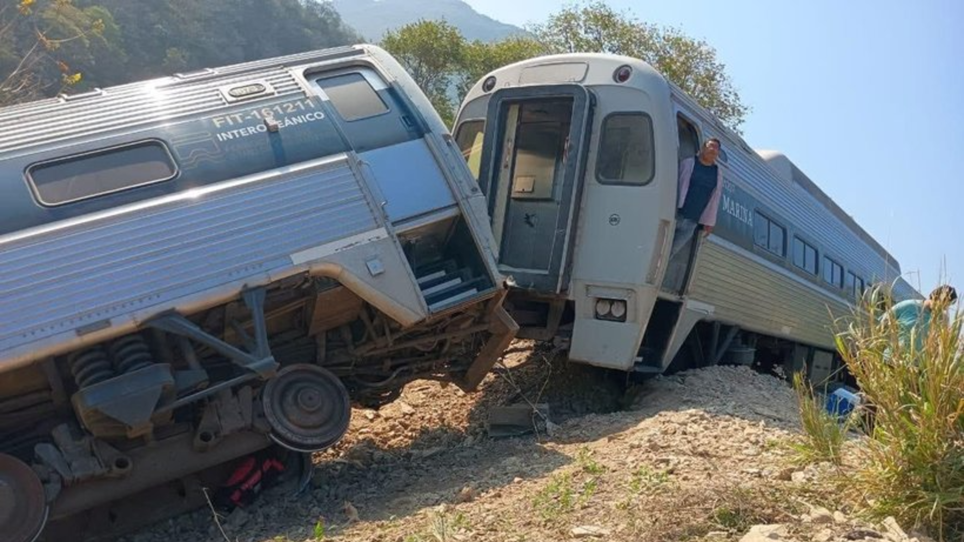 Cel puțin 13 oameni au murit și alți 98 au fost răniți după ce un tren a deraiat în Mexic