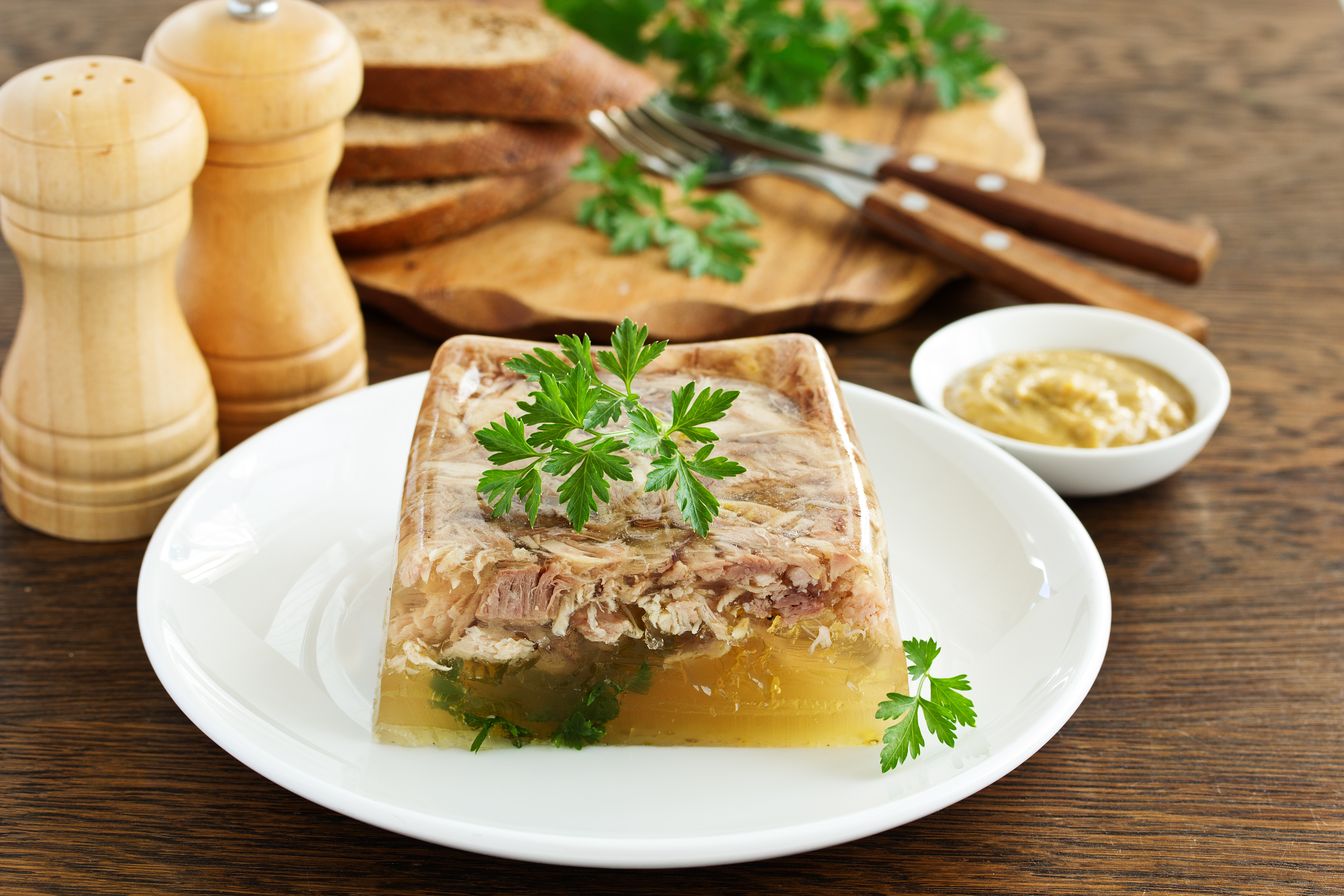 Cea mai simplă rețetă de piftie pentru masa de Anul Nou. Chef Adi Hădean explică secretul care o face perfectă: „Nu se adaugă gelatină”