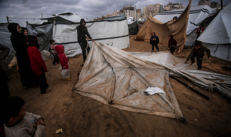 O furtună puternică a lovit Gaza, regiune deja distrusă de război: „Am supravieţuit bombardamentelor, dar acum ploaia ne termină”