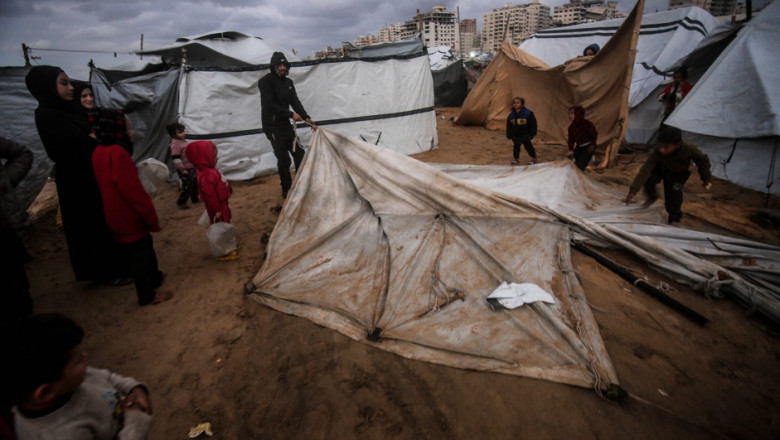 Furtună violentă în Gaza: Ploaia agravează criza refugiaților din zona devastată de război