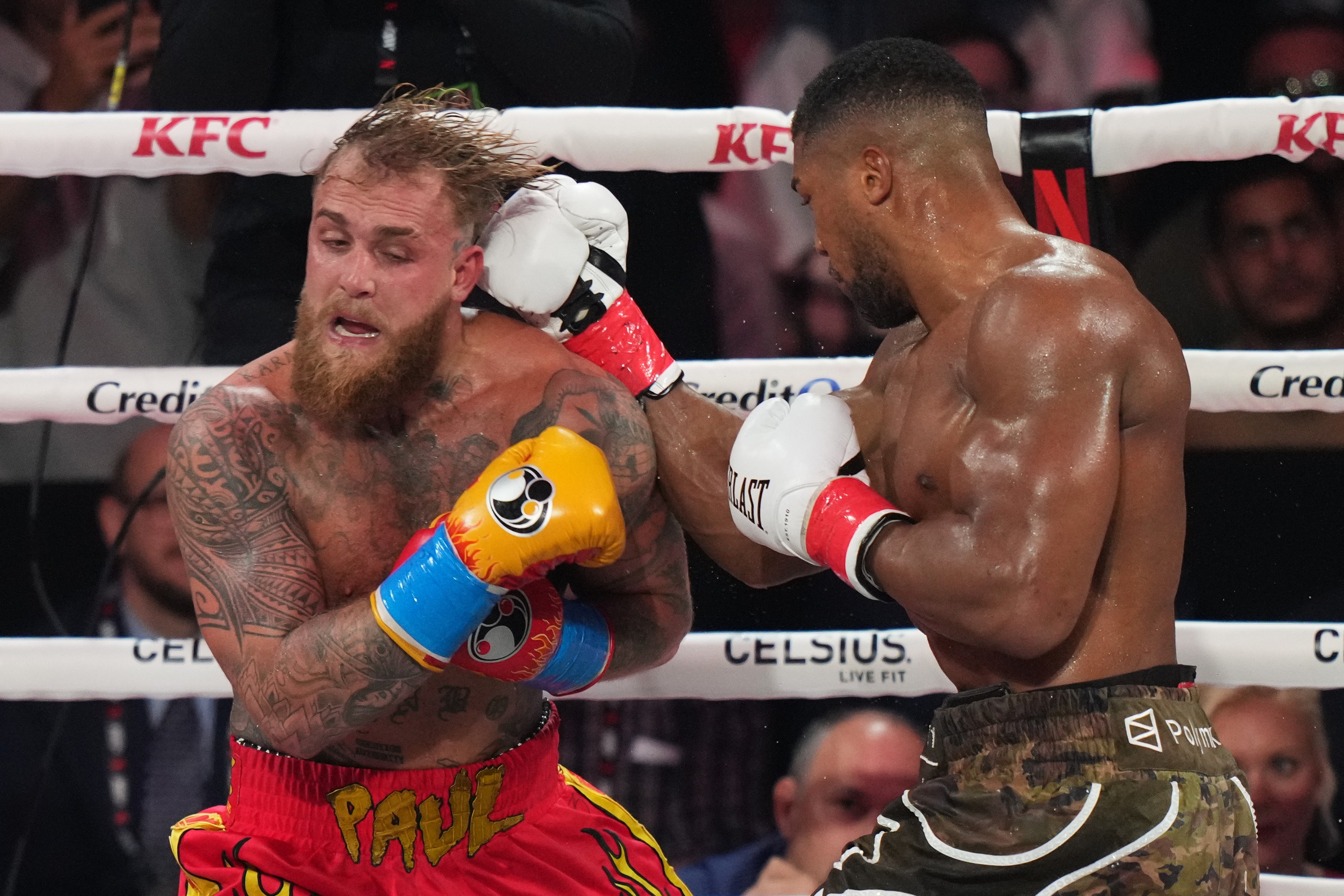 Box: Anthony Joshua l-a învins prin KO, în runda a șasea, pe Jake Paul, la Miami. Fostul youtuber ar putea avea o fractură la maxilar