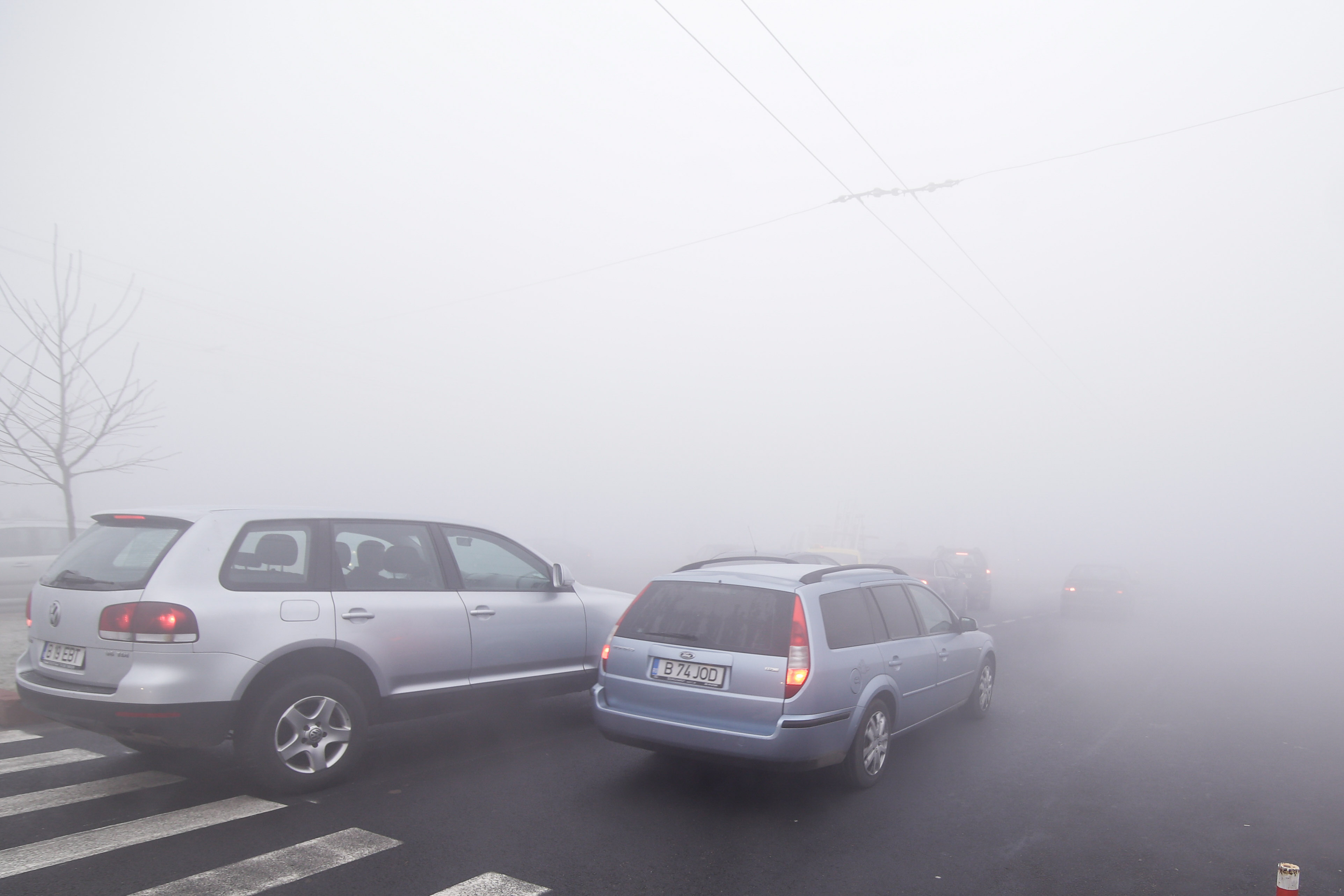 Gosta megla ovira promet v večjem delu Romunije, policija opozarja na nevarnost poledice