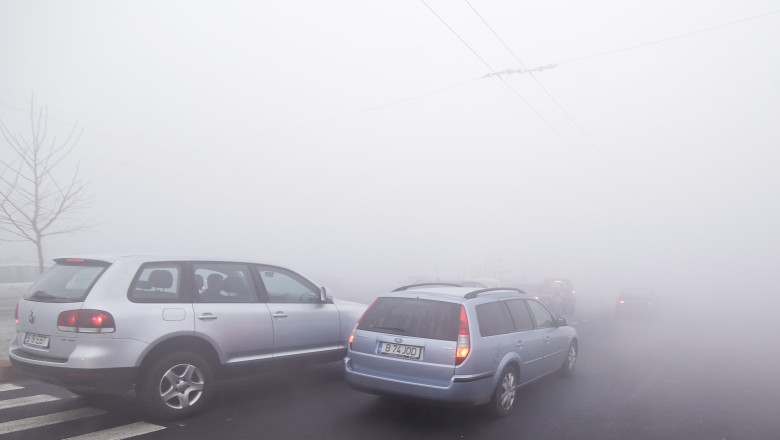 Trafic îngreunat de ceață densă în mare parte din țară și risc de polei. Recomandările Poliției pentru șoferi și pietoni