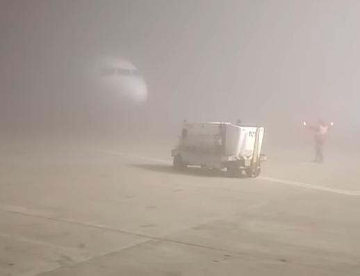 Probleme majore pe mai multe aeroporturi din Moldova din cauza ceții. Pasageri aduși cu autocarul de la Timișoara la Suceava