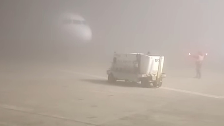 VIDEO  Probleme majore pe mai multe aeroporturi din Moldova din cauza ceții. Pasageri aduși cu autocarul de la Timișoara la Suceava