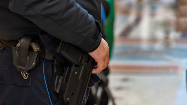 ofiter politie arma catuse