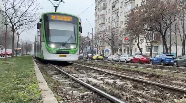 Șine denivelate pe traseul tramvaiului 32 din Capitală. Traficul nu e oprit, bucureștenii circulă pe propriul risc: „E un real pericol”
