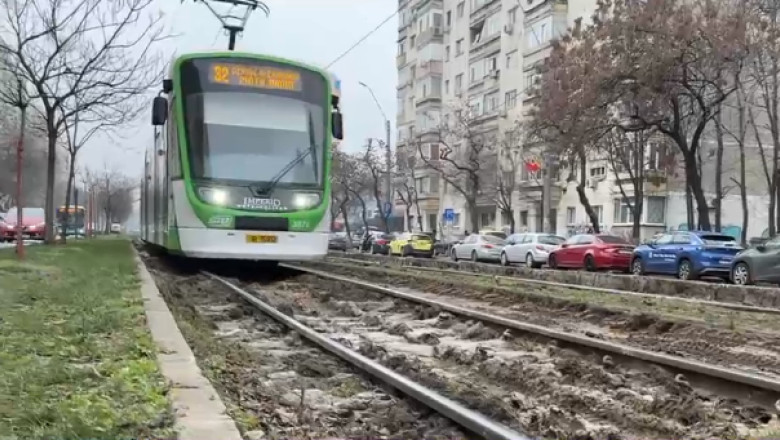 VIDEO  Șine denivelate pe traseul tramvaiului 32 din Capitală. Traficul nu e oprit, bucureștenii circulă pe propriul risc: „E un real pericol”