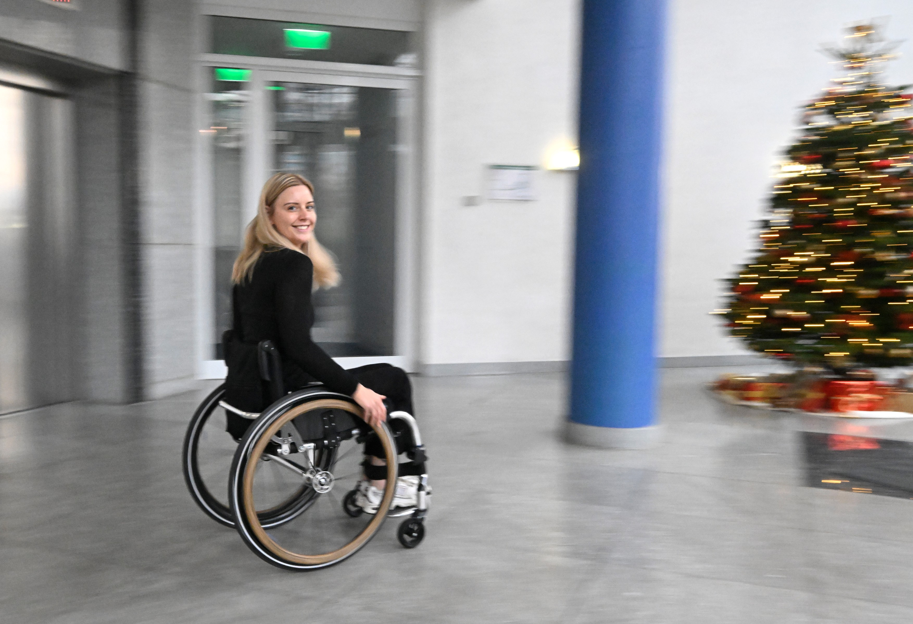 Cine este prima persoană în scaun cu rotile care a ajuns în spațiu cu Blue Origin