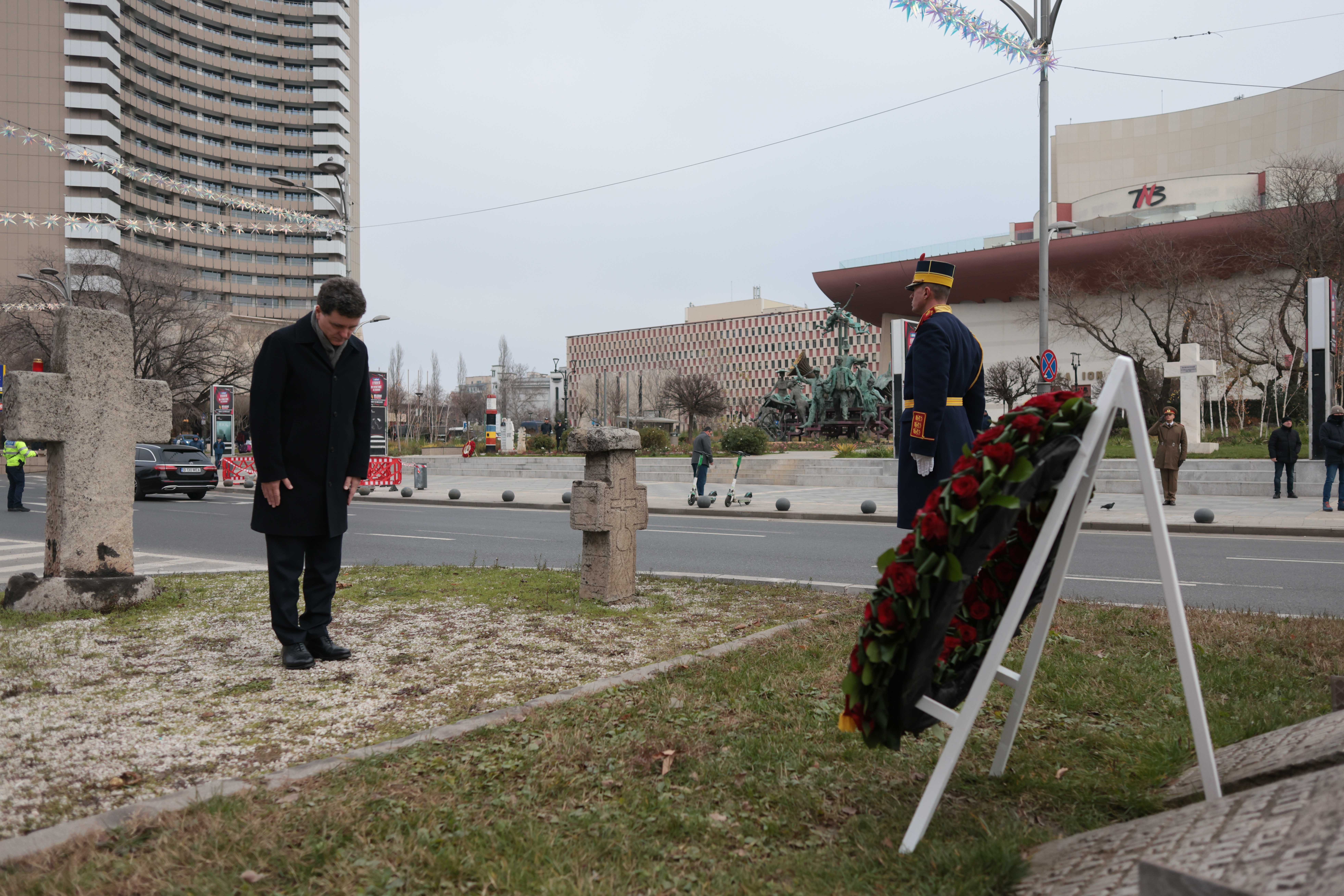 Nicuşor Dan a depus o coroană de flori la Monumentul Eroilor Revoluţiei din 1989, din Piaţa Universităţii