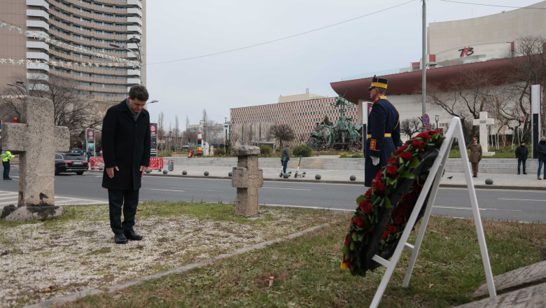 GALERIE FOTO  Nicuşor Dan a depus o coroană de flori la Monumentul Eroilor Revoluţiei din 1989, din Piaţa Universităţii