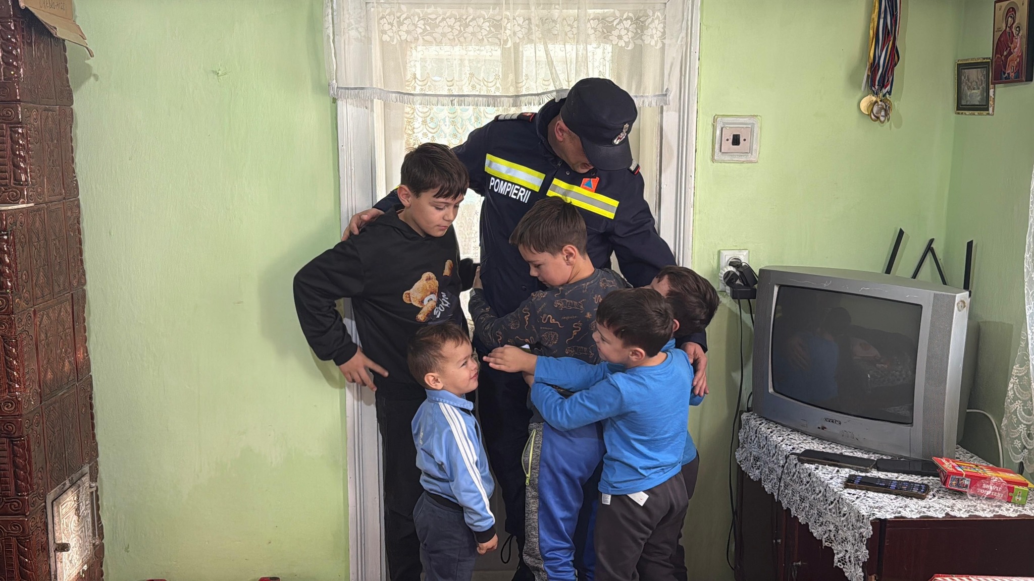 Gestul nobil al unui pompier din Botoșani: a oferit casa moștenită unei familii cu șapte copii