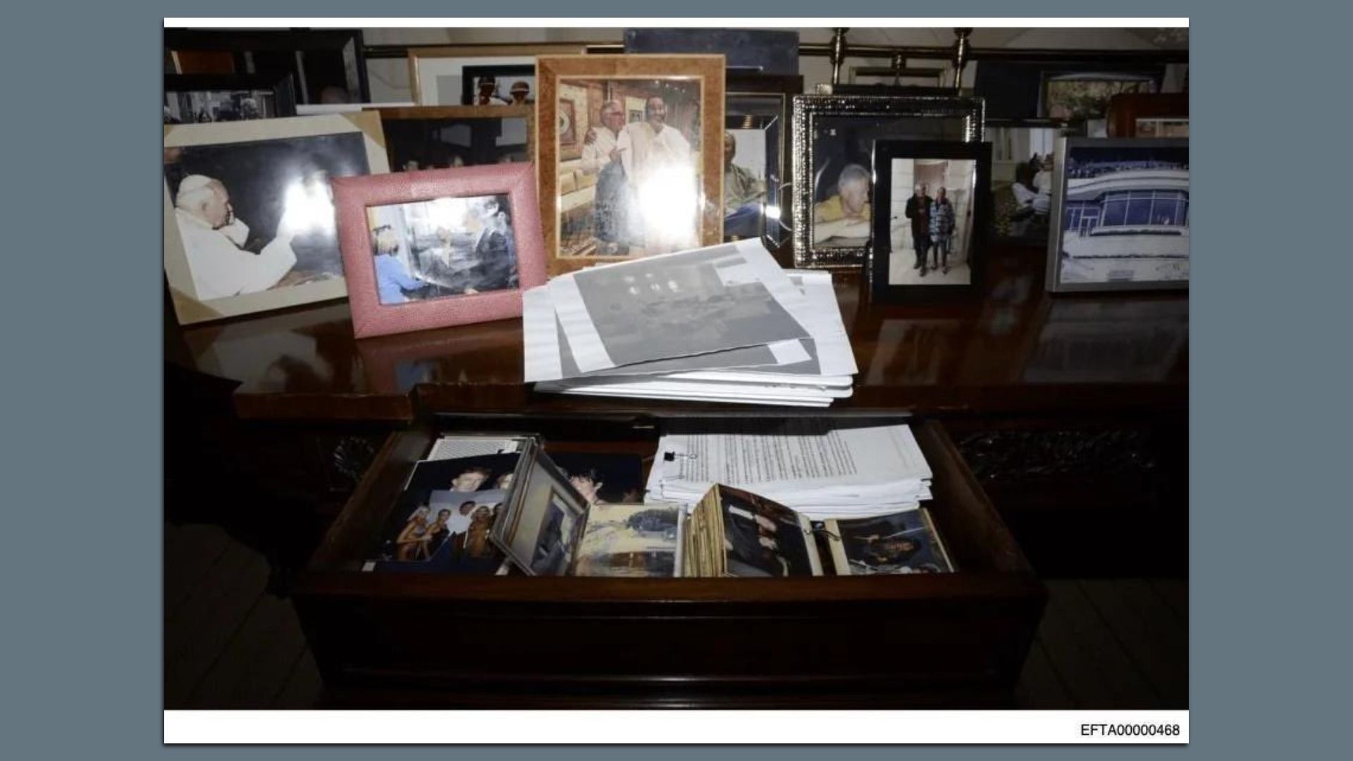 O fotografie cu Donald Trump, din dosarele Epstein, care fusese ștearsă de pe site-ul Departamentului de Justiție, a fost republicată