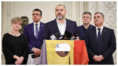 Noua modă de sezon: pomi de Crăciun pe patru roți. Șofer: „Toată lumea zâmbește, mă filmează”