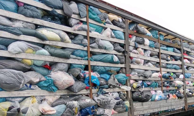 17 tone de deşeuri din Germania au fost oprite la intrarea în ţară, la Nădlac. Şoferul nu avea documente de import