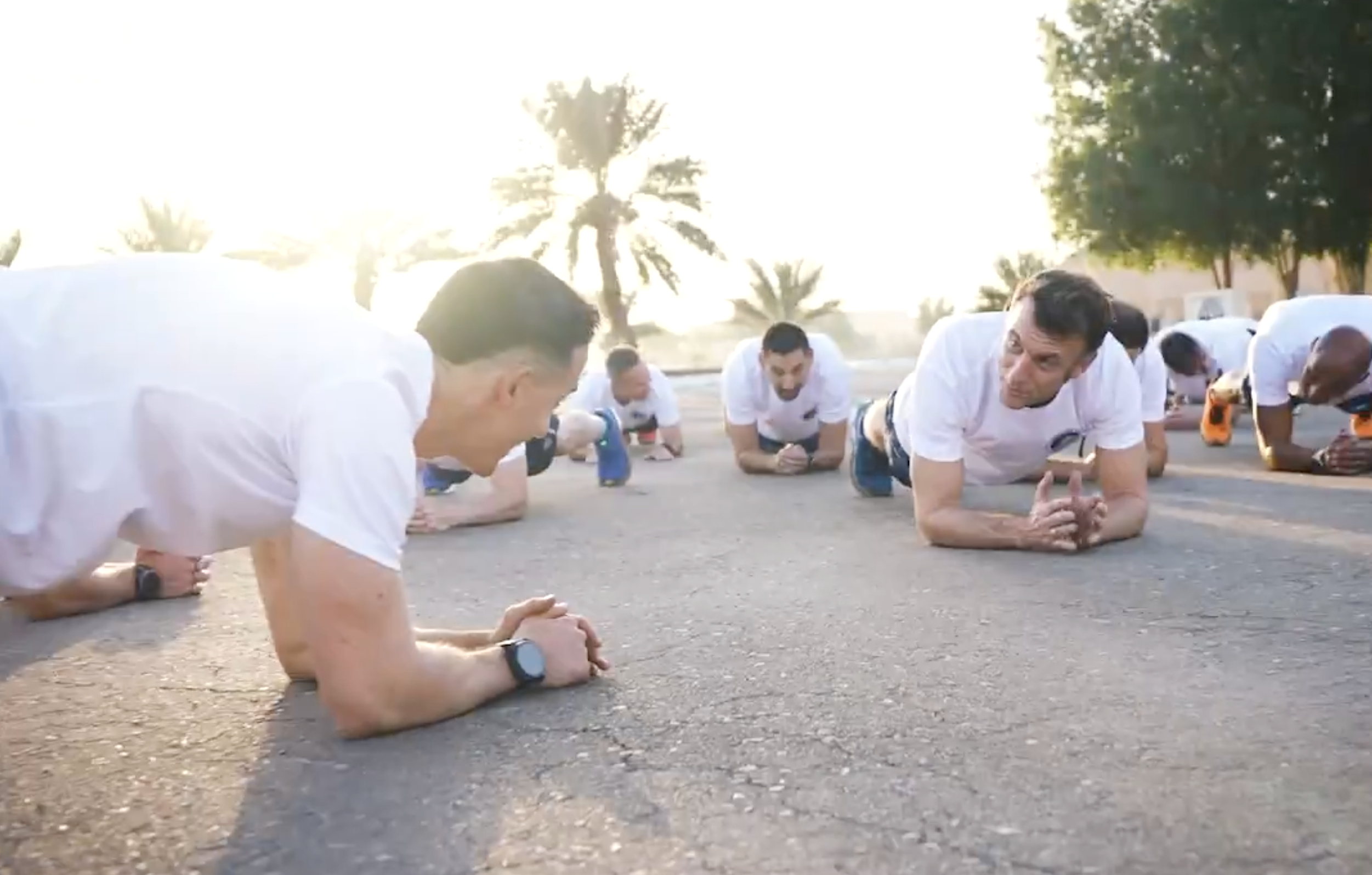 Emmanuel Macron s-a antrenat cu militarii francezi, în Emiratele Arabe Unite. Președintele francez a împlinit 48 de ani duminică