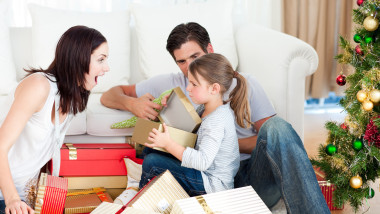 familie în jurul bradului de Crăciun