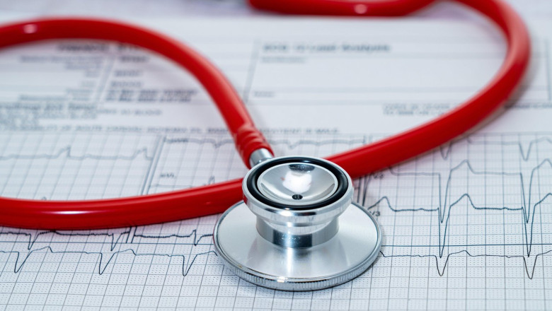 Et stetoskop plassert på et elektrokardiogram