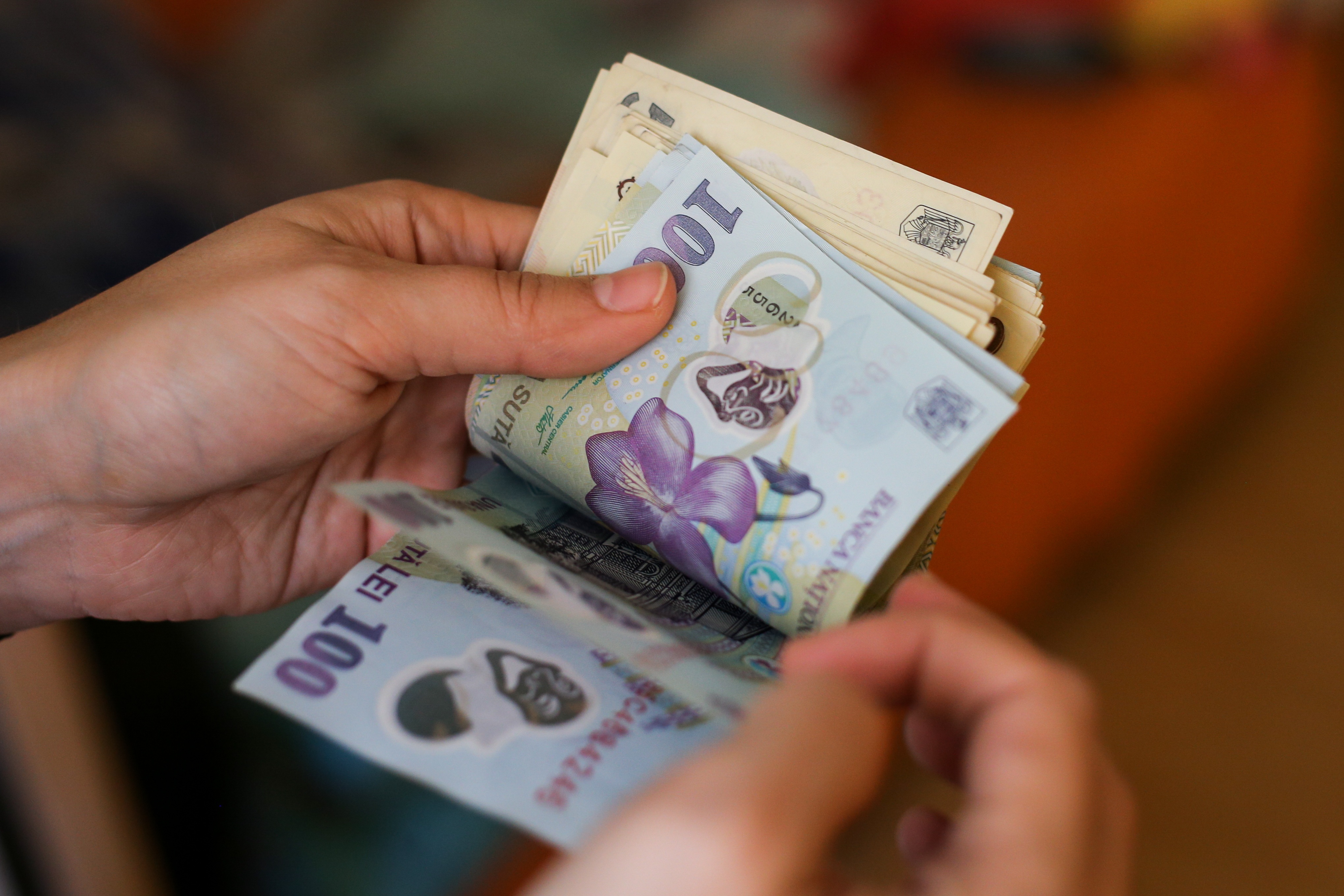 Pe ce dată se virează pensiile în ianuarie 2026. Anunțul oficial al reprezentanților Poștei Române