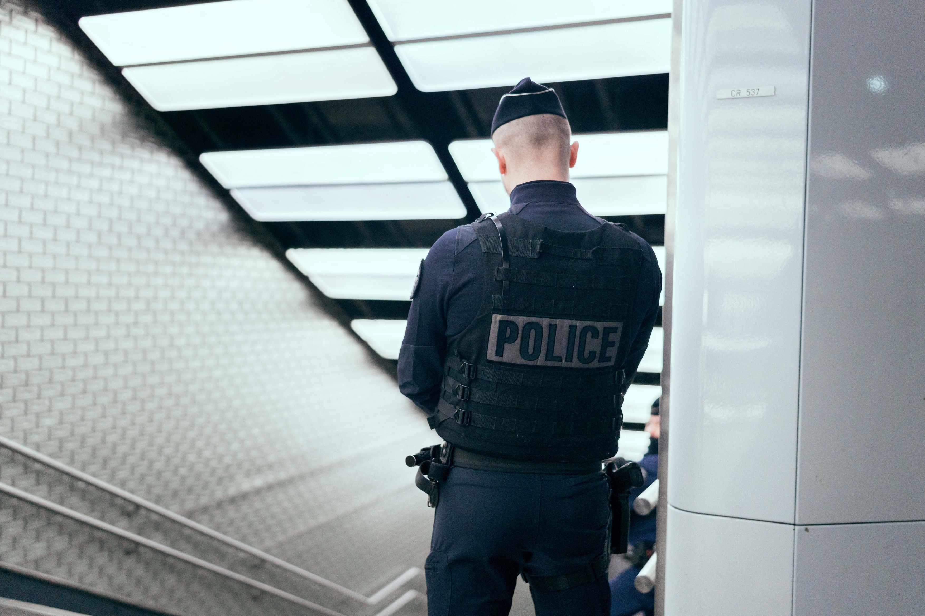 Un român a fost arestat la Paris, după ce a atacat cu un ciocan pasageri de la metroul din capitala franceză